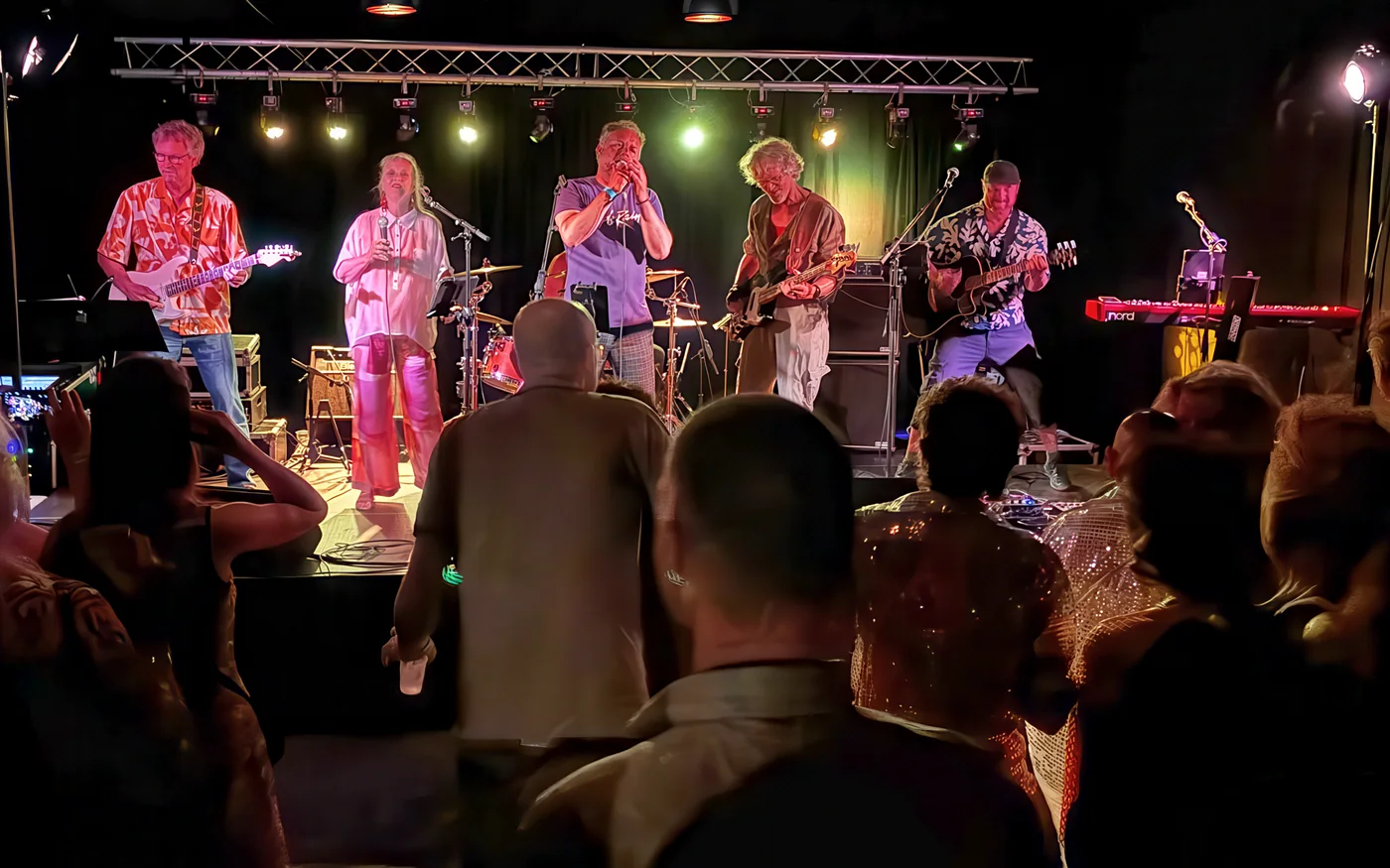 Band op het podium voor een enthousiast publiek tijdens Back To The 80s