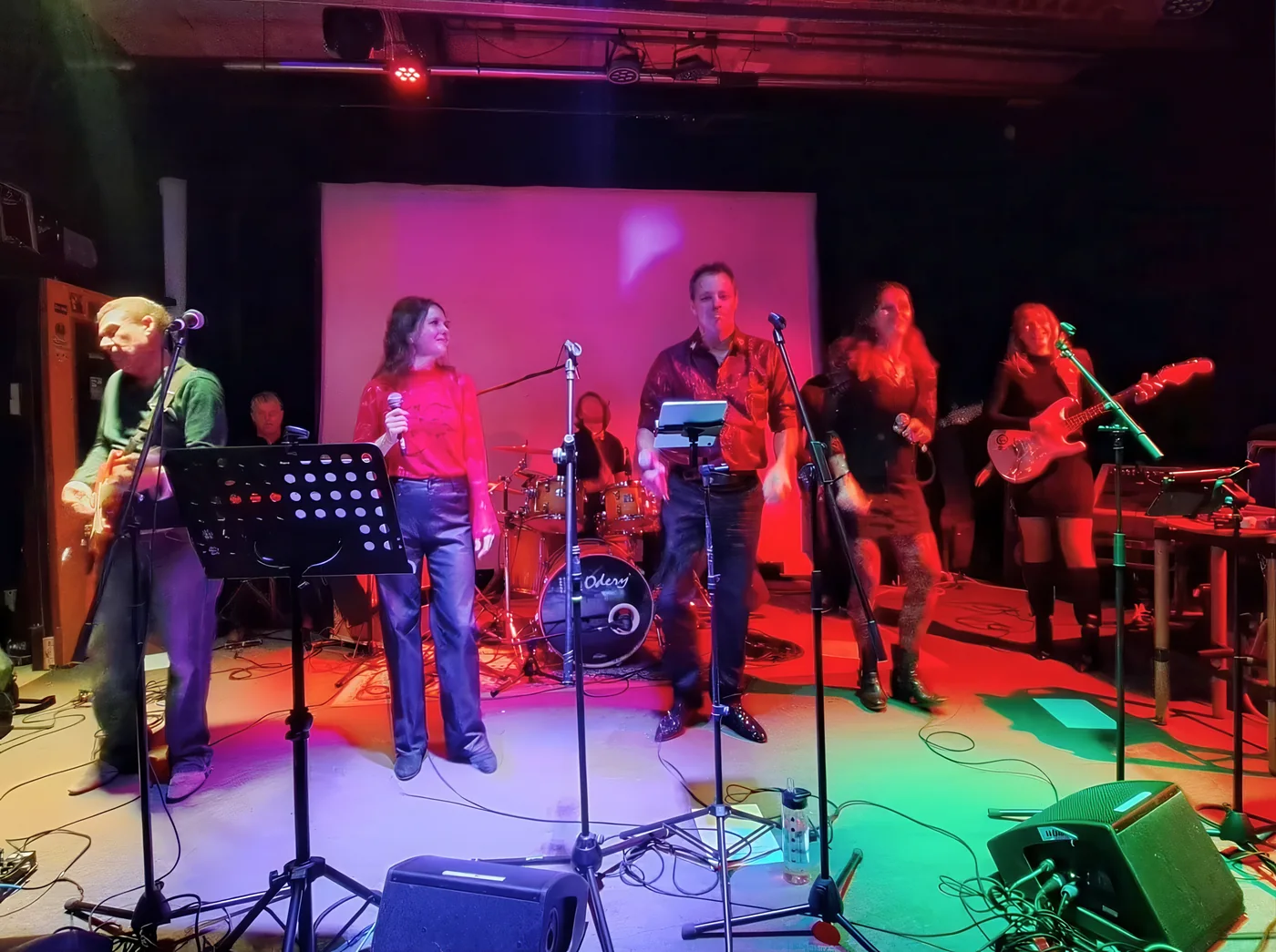 Muzikanten op het podium tijdens de Join The Band Sessions in Alkmaar