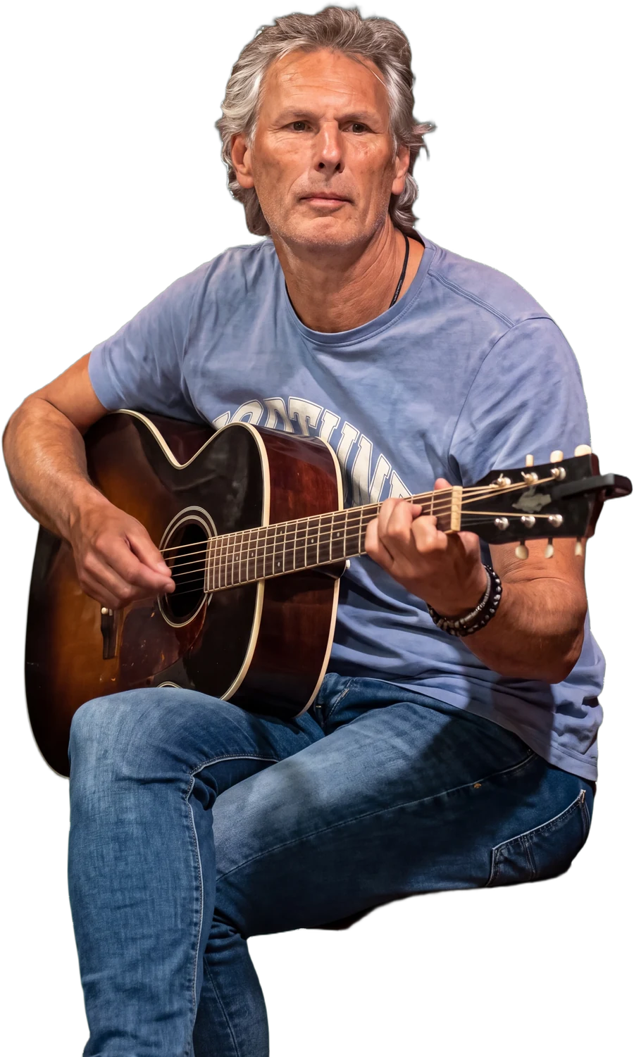 Gitaarleraar Wim Kingma speelt akoestische gitaar – gitaarles in Alkmaar
