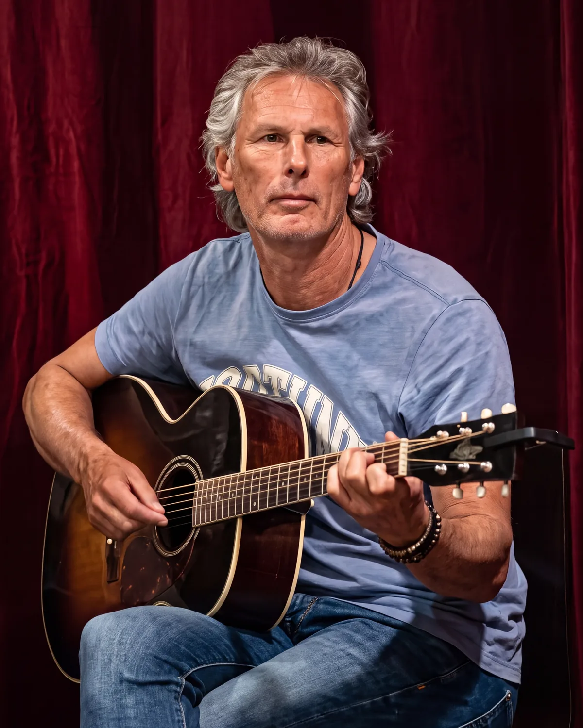 Portret van Wim Kingma, gitaarleraar in Alkmaar/Koedijk, met zijn akoestische gitaar